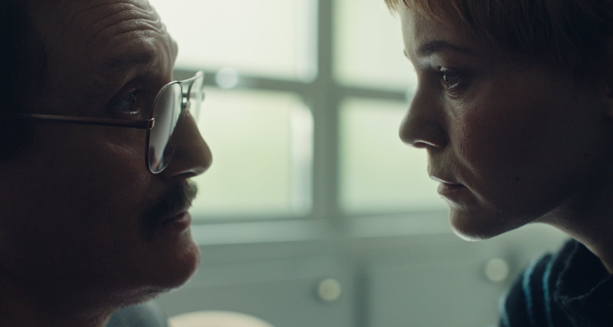 Angelina Häntsch chases the acid-murderer (played by Oliver Masucci) as the Hamburg investigator. The Prime series "German Crime Story: Gefesselt" premiered at Filmfest Hamburg 2022, produced by Neue Bioskop Television. | MOIN Filmförderung