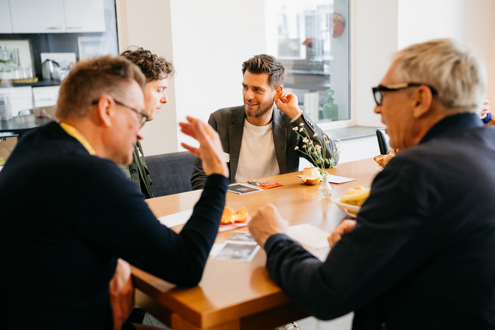 Intensive Gespräche unter den Produzent*innen beim Auftakt in Hamburg | MOIN Filmförderung