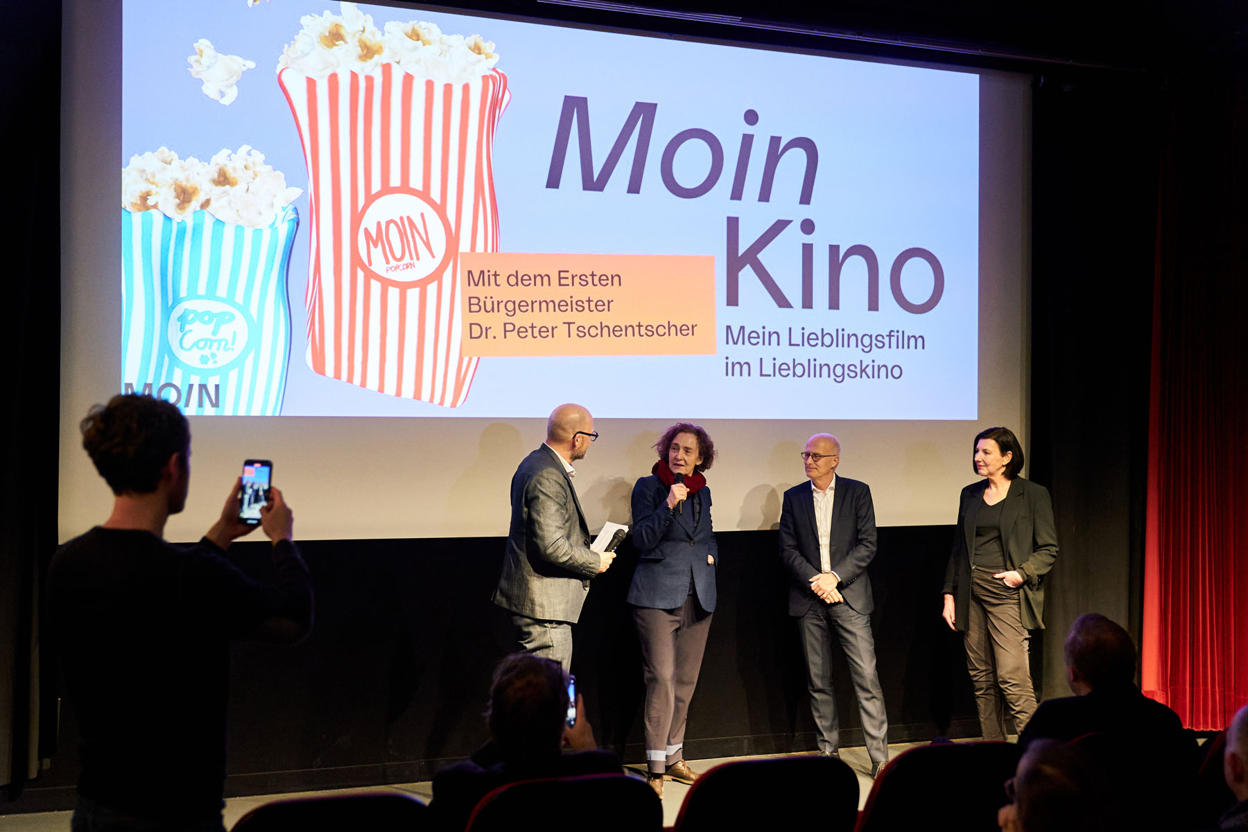 Hamburgs Bürgermeister Peter Tschentscher stellte seinen Lieblingsfilm „Neue Vahr Süd“ im Alabama Kino vor. | MOIN Filmförderung