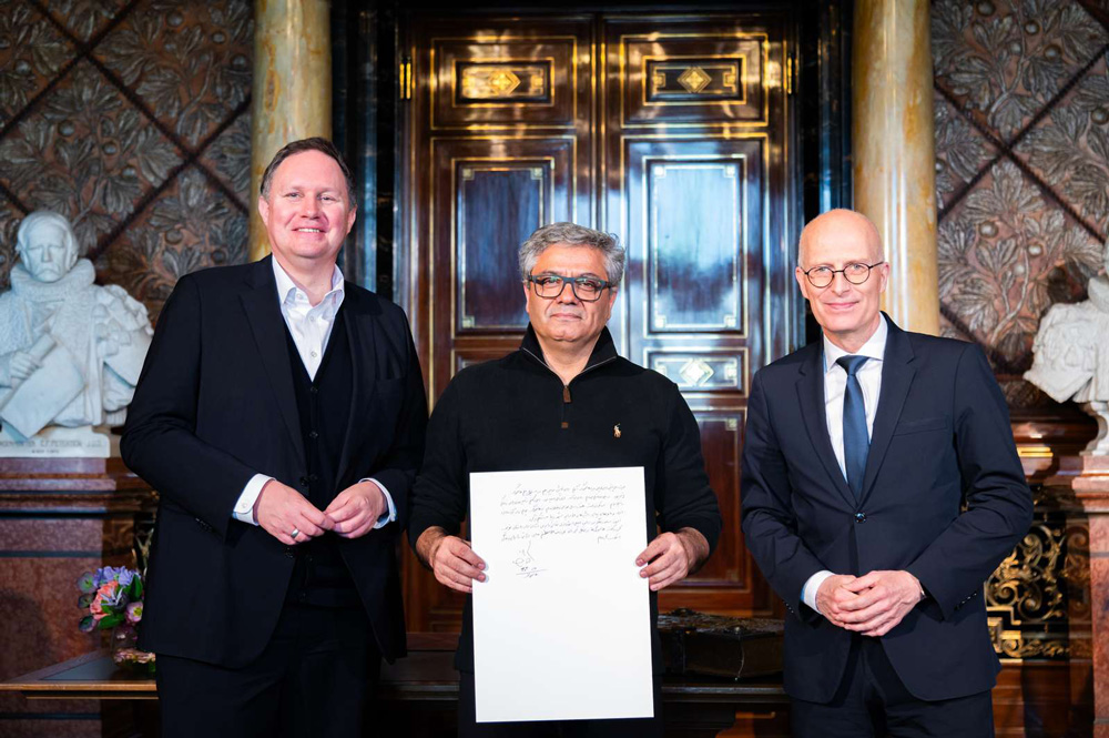 Mohammad Rasoulfs Eintrag ins goldene Buch der Stadt Hamburg mit Kultursenator Carsten Brosda (l.) und Bürgermeister Peter Tschentscher (r.) | MOIN Filmförderung