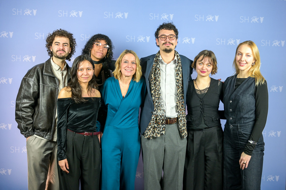 Die MOIN Talents des letzten und aktuellen Jahrgangs vereint - hier mit MOIN-Programmkoordinatorin Nicola Jones (4.v.l.) | MOIN Filmförderung